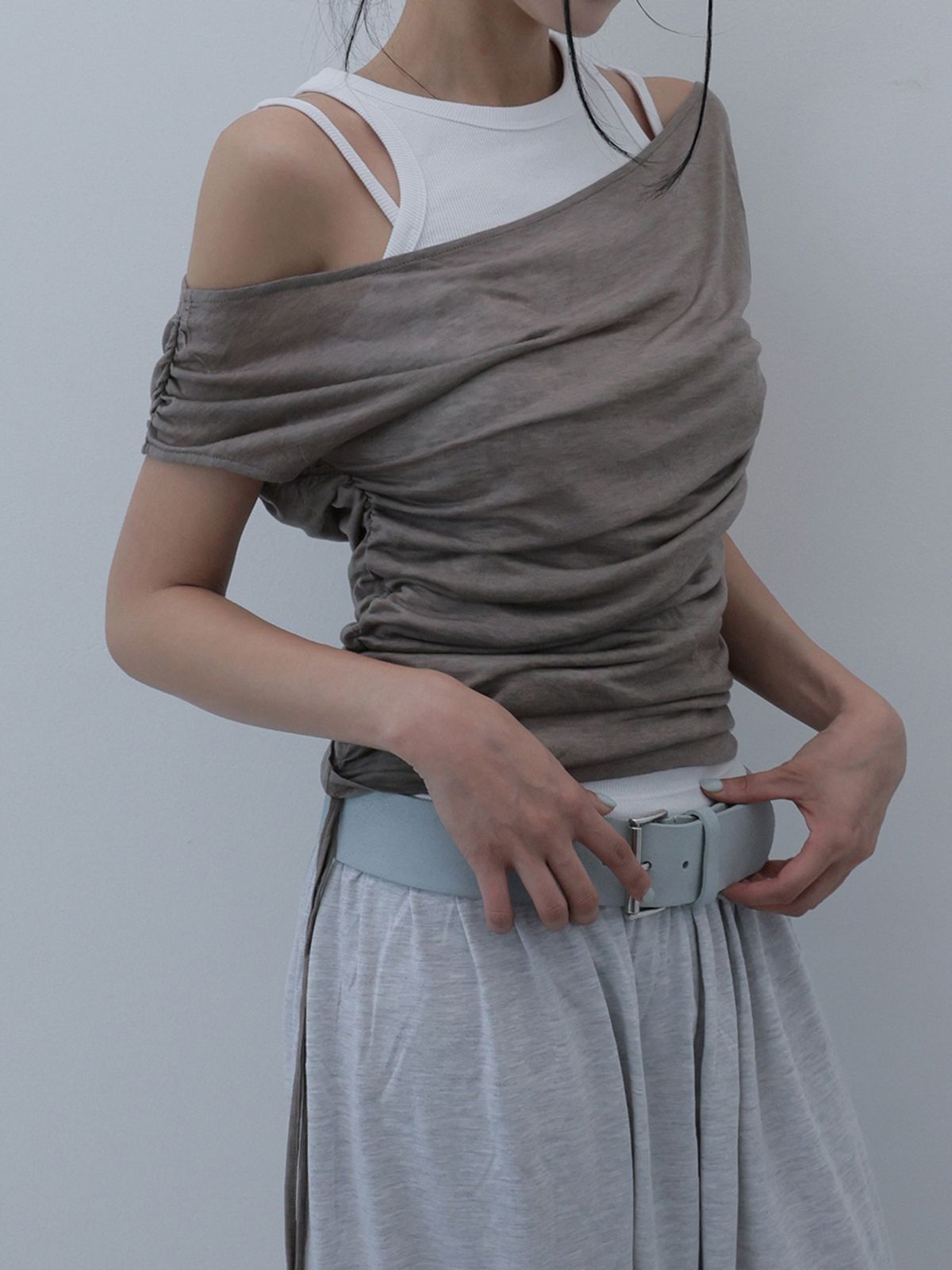 민더리(MEENDERI) SHEER SHIRRING OFF-SHOULDER TOP - MOCHA
