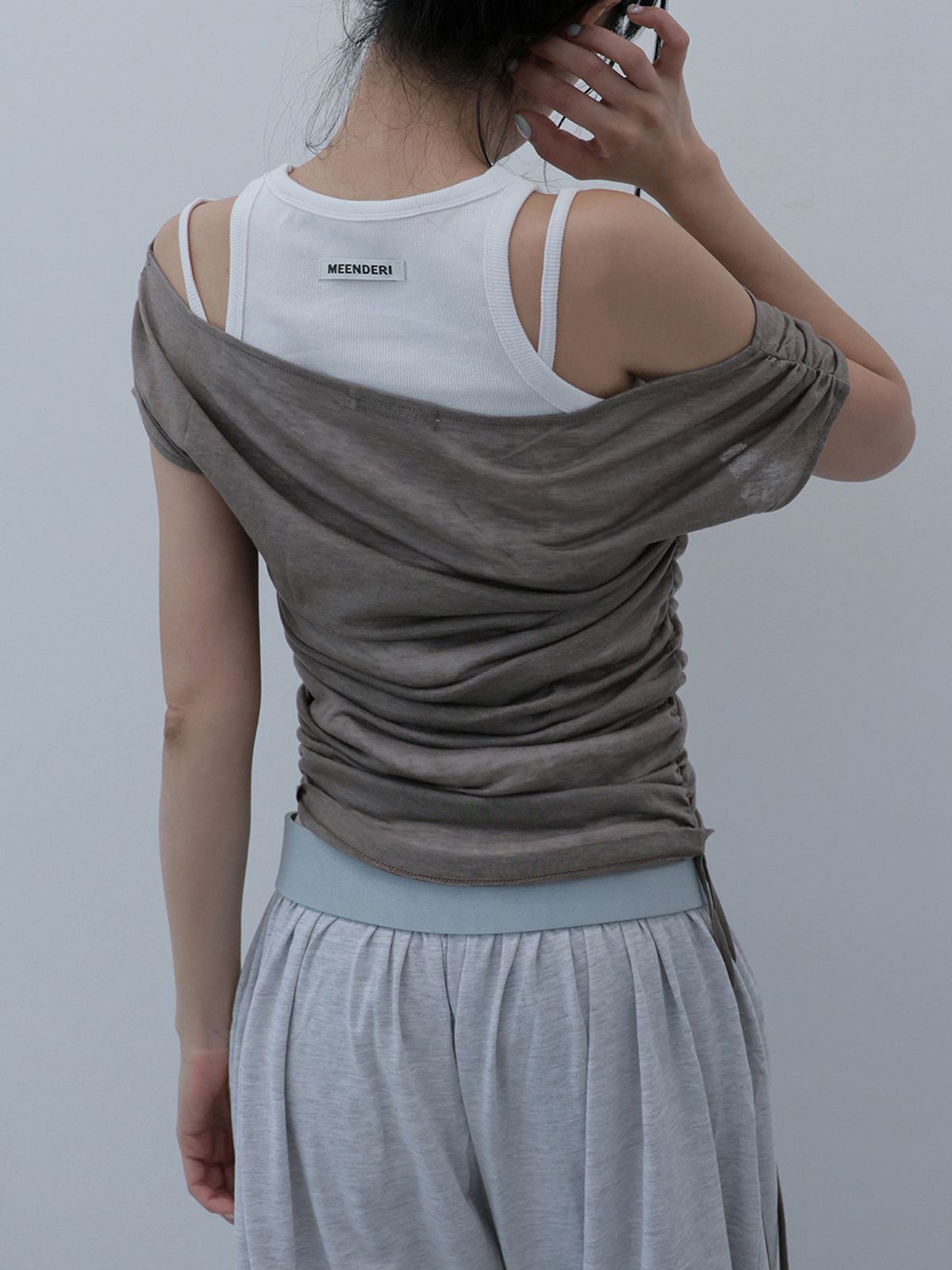민더리(MEENDERI) SHEER SHIRRING OFF-SHOULDER TOP - MOCHA