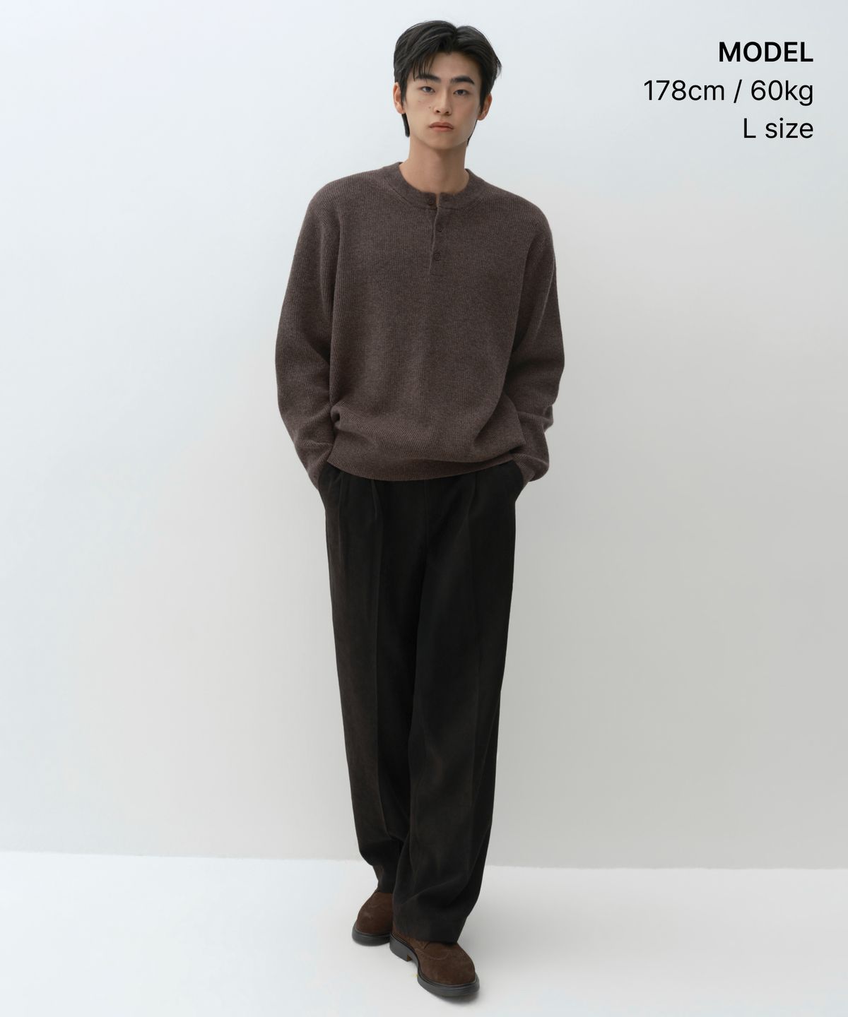 무신사 스탠다드(MUSINSA STANDARD) [빅토리아 울] 미니멀 리브드 헨리 넥 니트 [브라운]