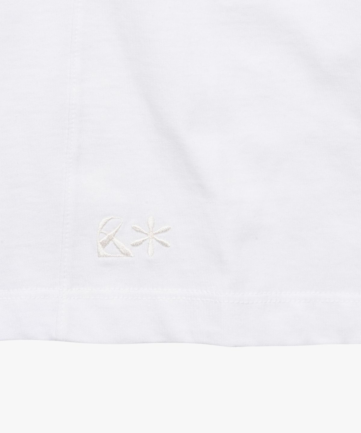 리오므(RIOMEU) 커브드 인시전 워시드 반팔티_White