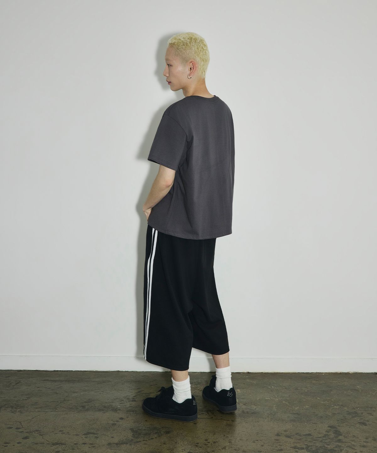 스켈리웩(SCALLYWAG) VTG 스컬 크롭 티셔츠[차콜]
