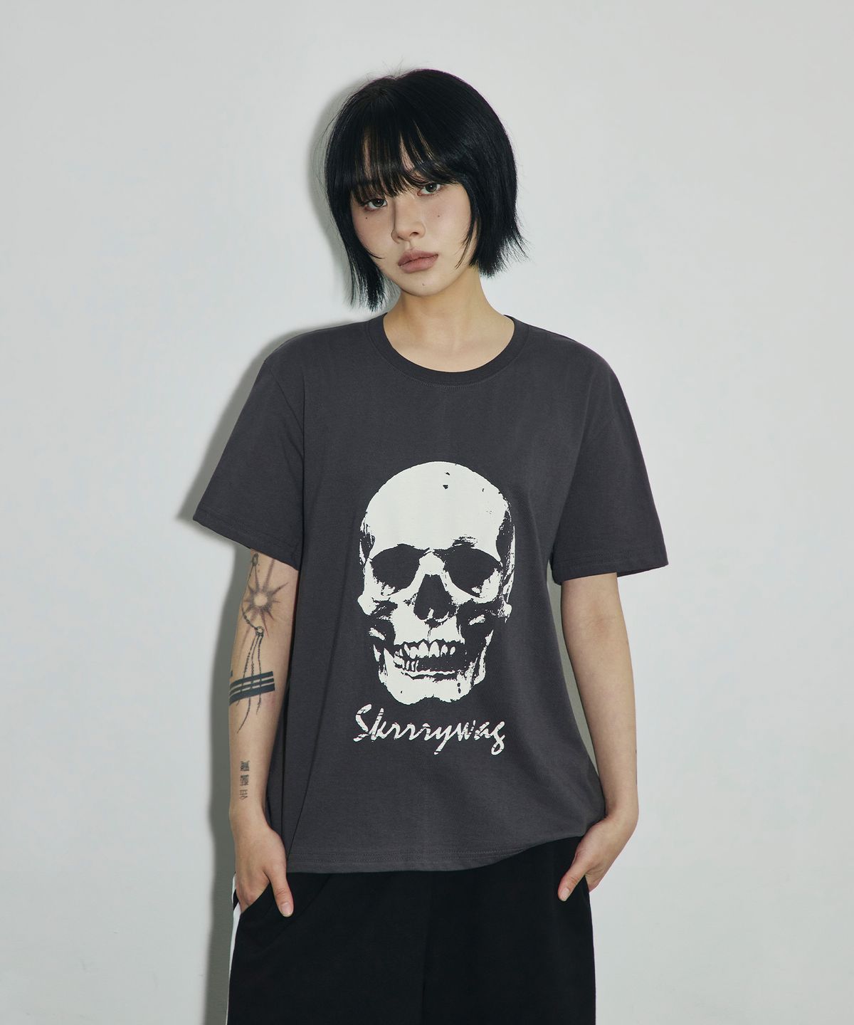 스켈리웩(SCALLYWAG) VTG 스컬 크롭 티셔츠[차콜]
