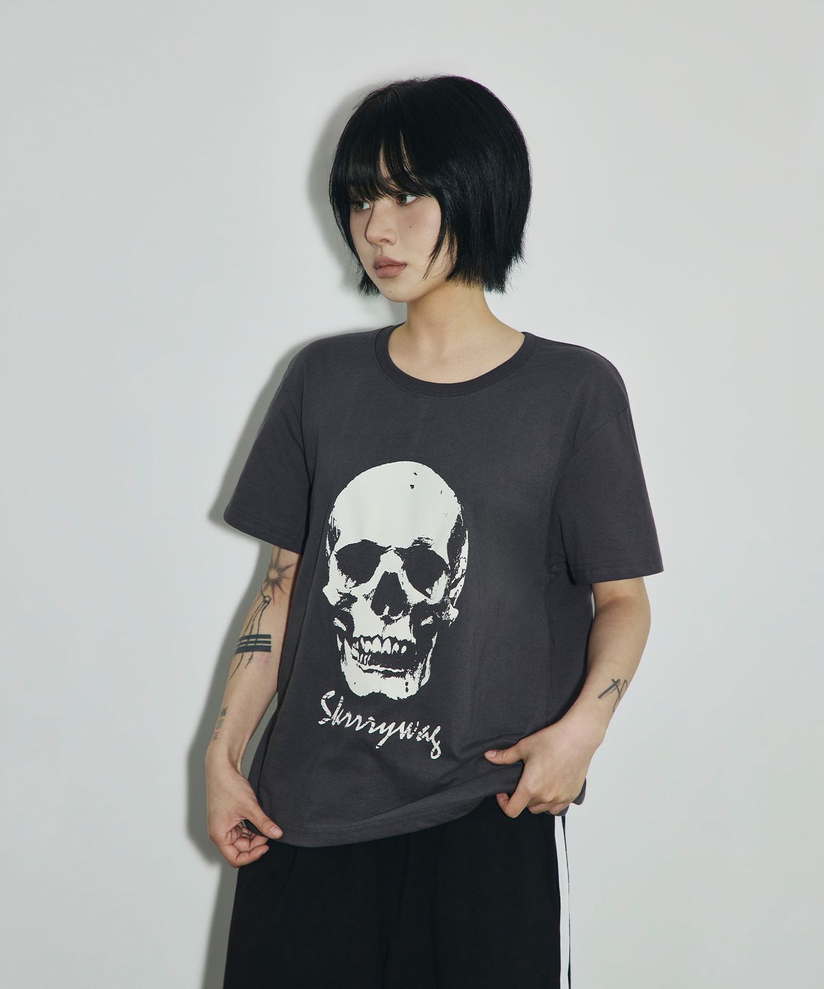 스켈리웩(SCALLYWAG) VTG 스컬 크롭 티셔츠[차콜]
