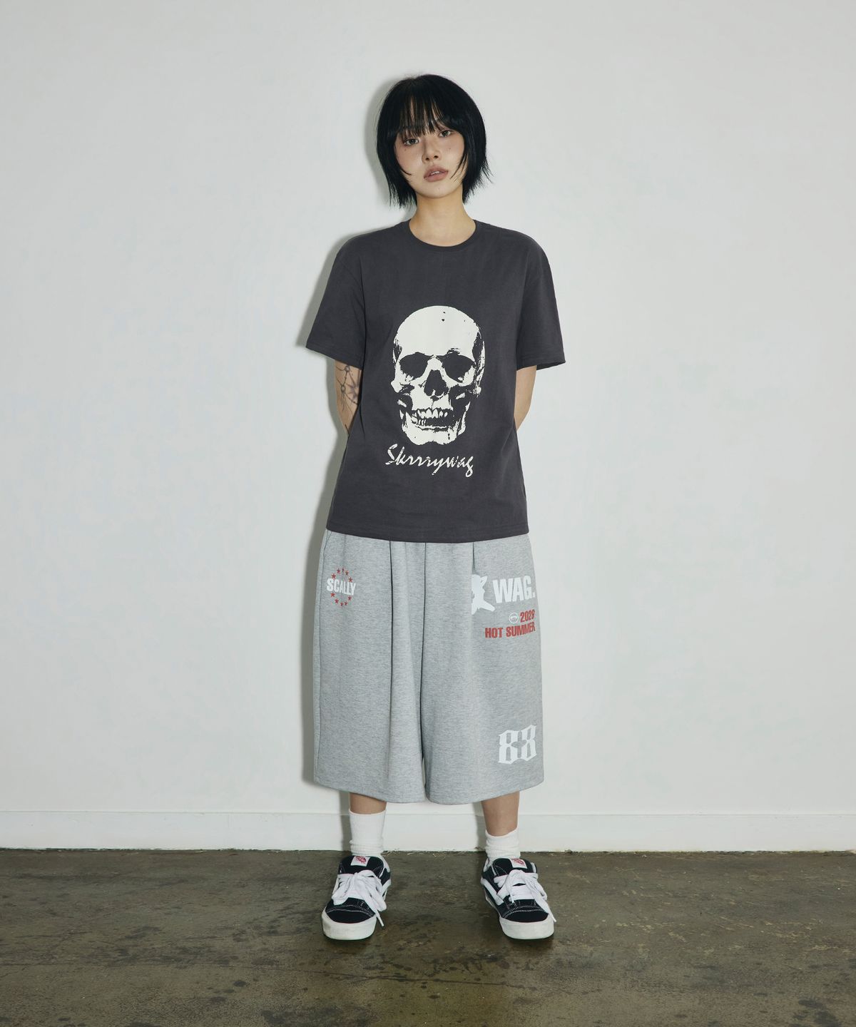 스켈리웩(SCALLYWAG) VTG 스컬 크롭 티셔츠[차콜]