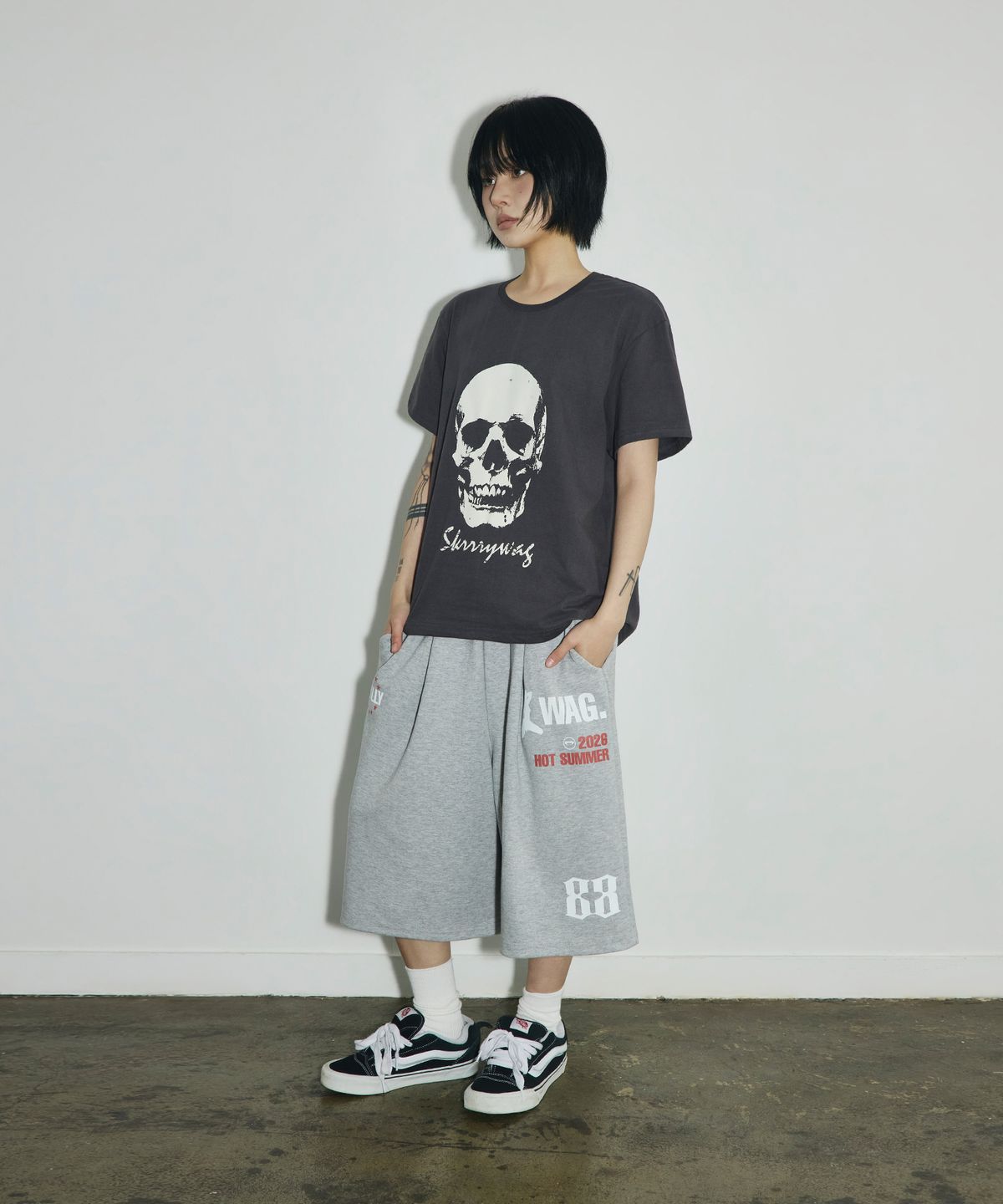 스켈리웩(SCALLYWAG) VTG 스컬 크롭 티셔츠[차콜]