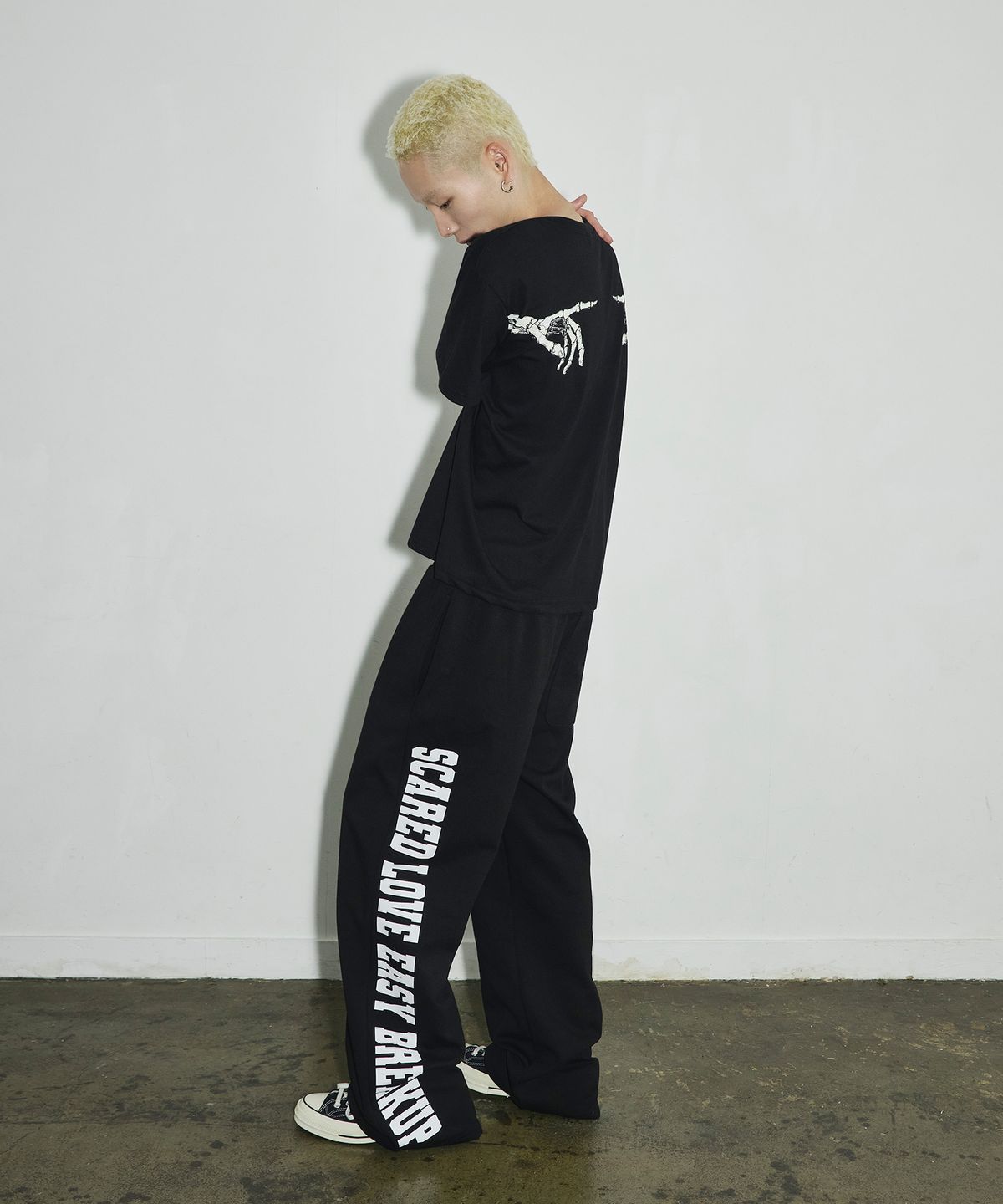 스켈리웩(SCALLYWAG) ET BONE FINGER 크롭 티셔츠[블랙]