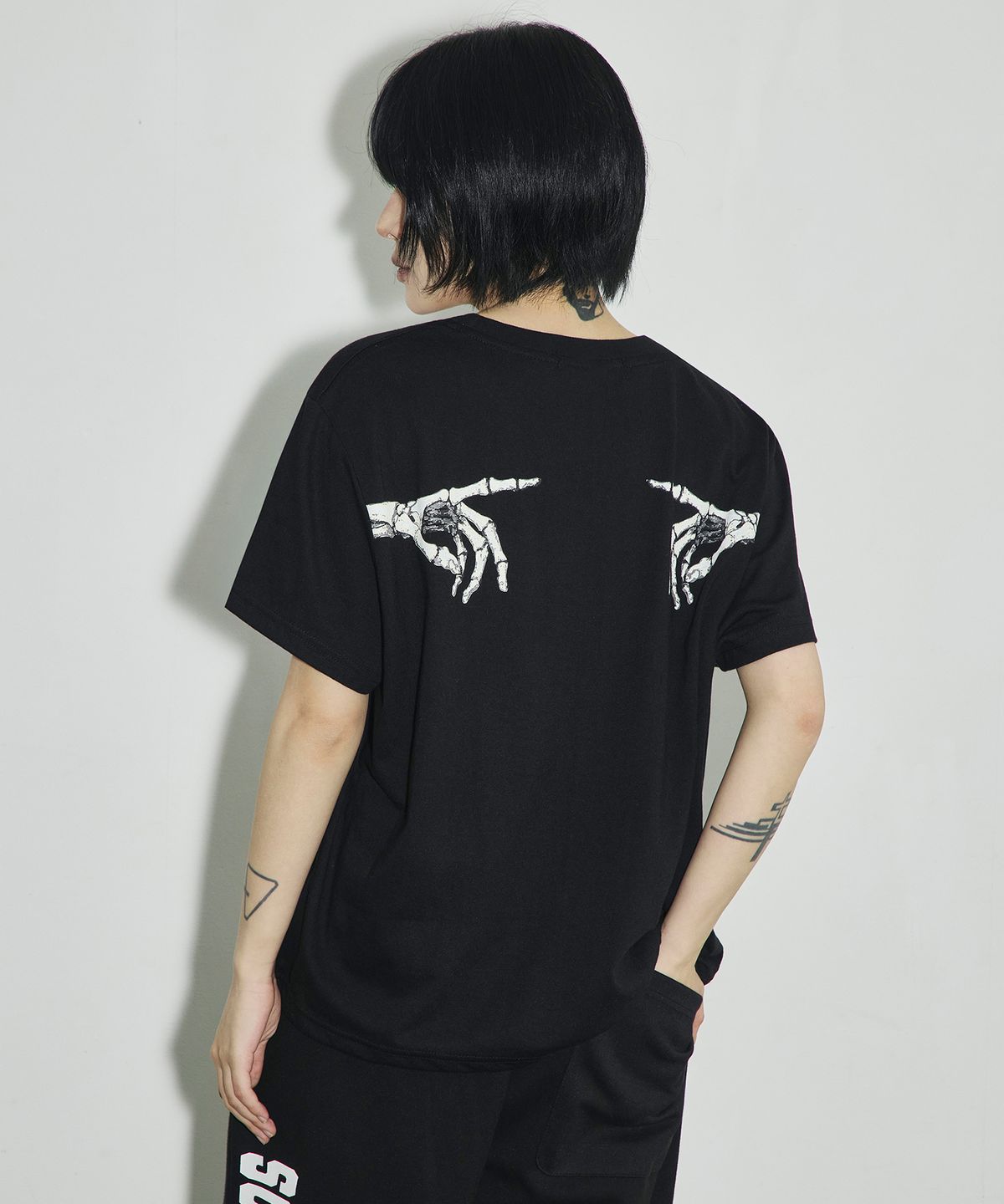 스켈리웩(SCALLYWAG) ET BONE FINGER 크롭 티셔츠[블랙]