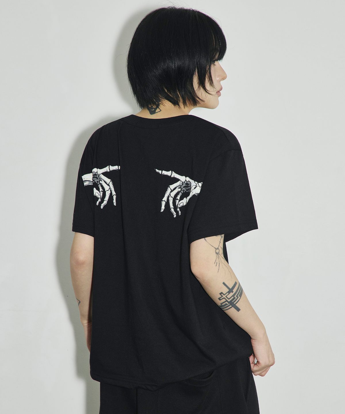 스켈리웩(SCALLYWAG) ET BONE FINGER 크롭 티셔츠[블랙]