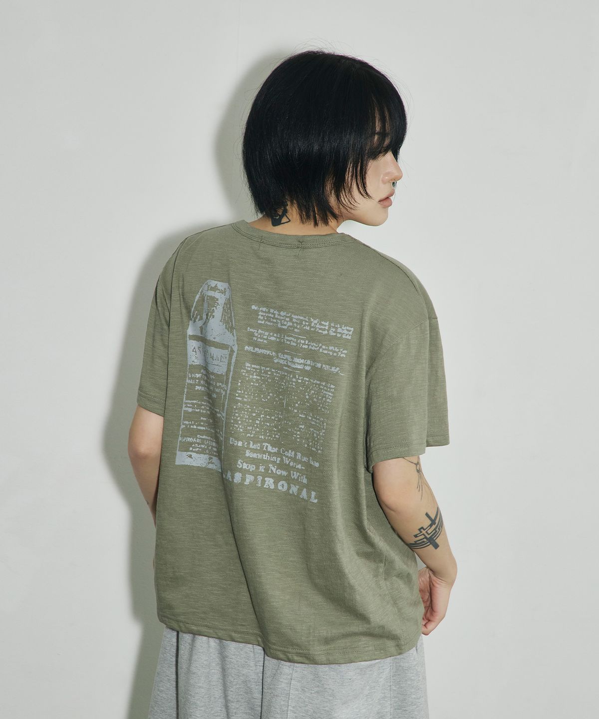 스켈리웩(SCALLYWAG) ASPIRONAL 슬라브 크롭 티셔츠[카키]