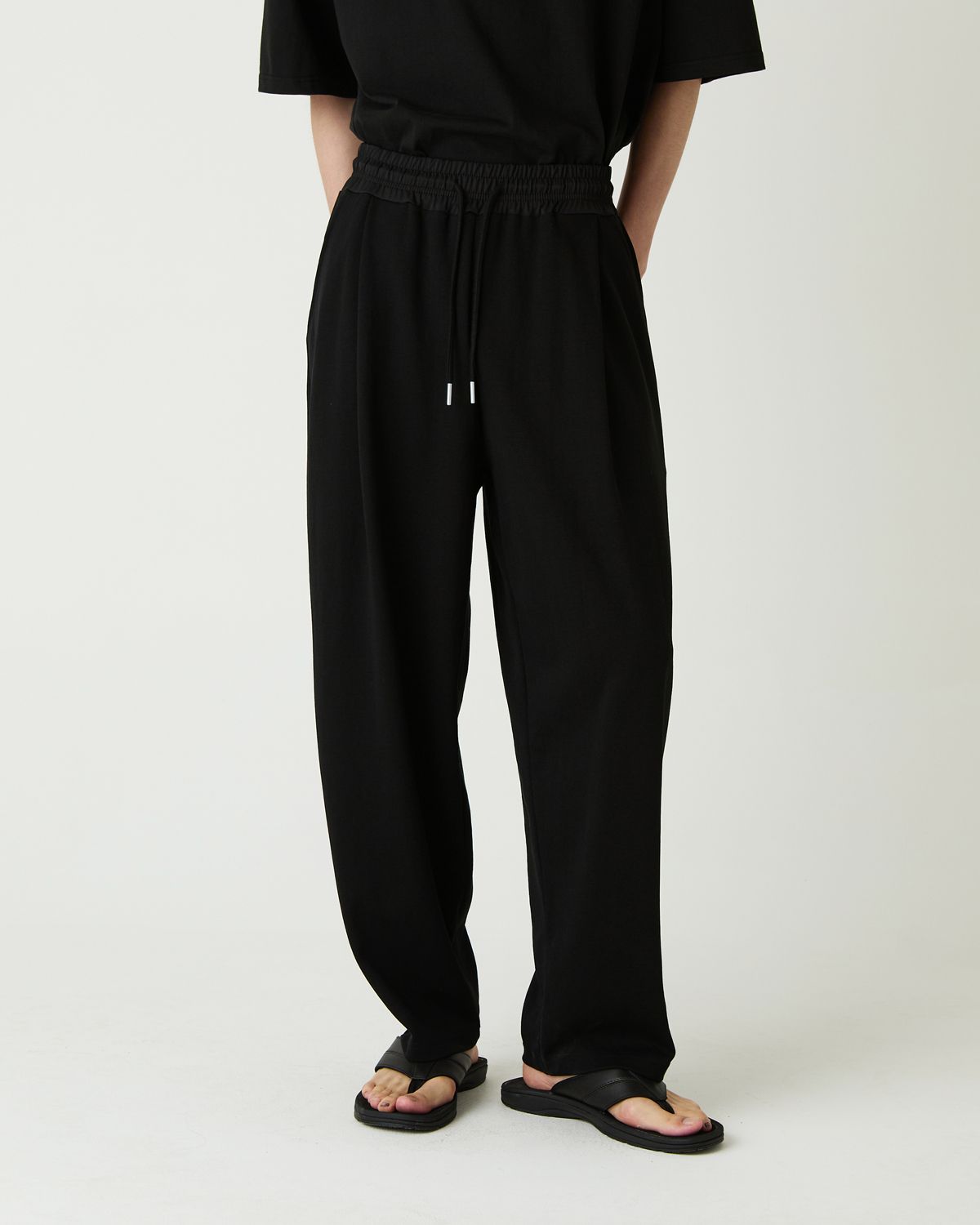 디앤드퀘스천(THEENDQUESTION) Relax tuck pants / BLACK