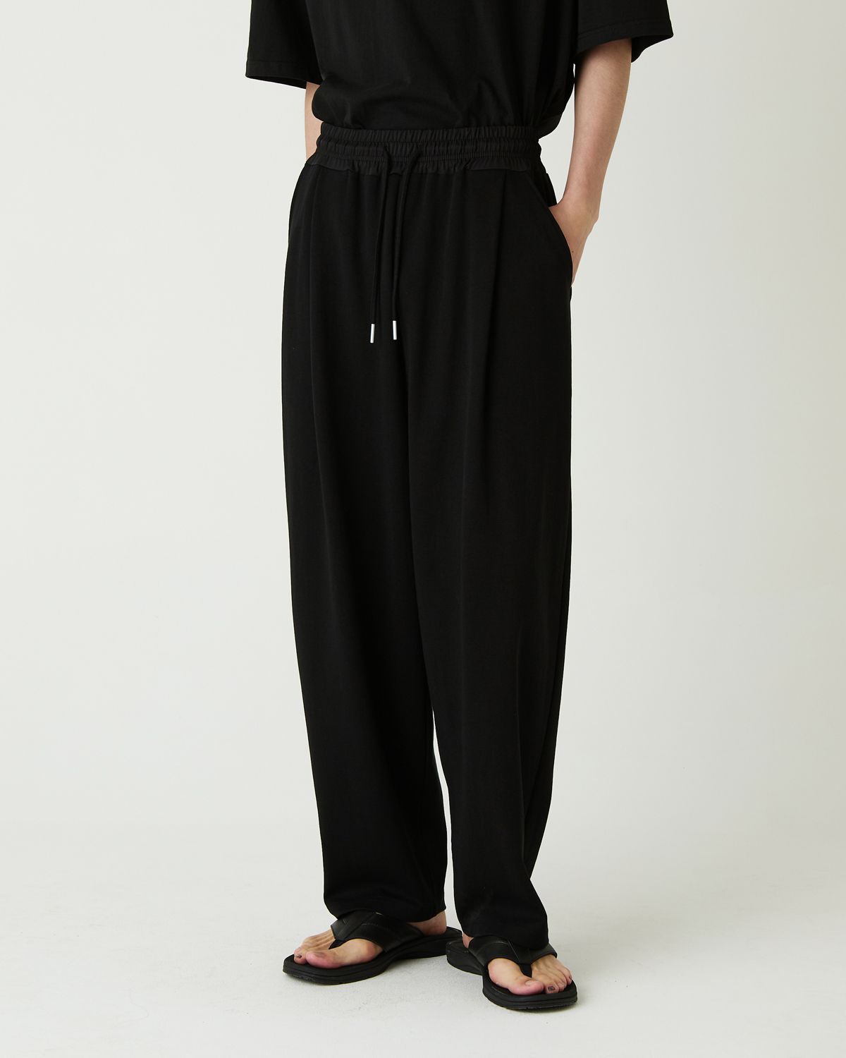 디앤드퀘스천(THEENDQUESTION) Relax tuck pants / BLACK