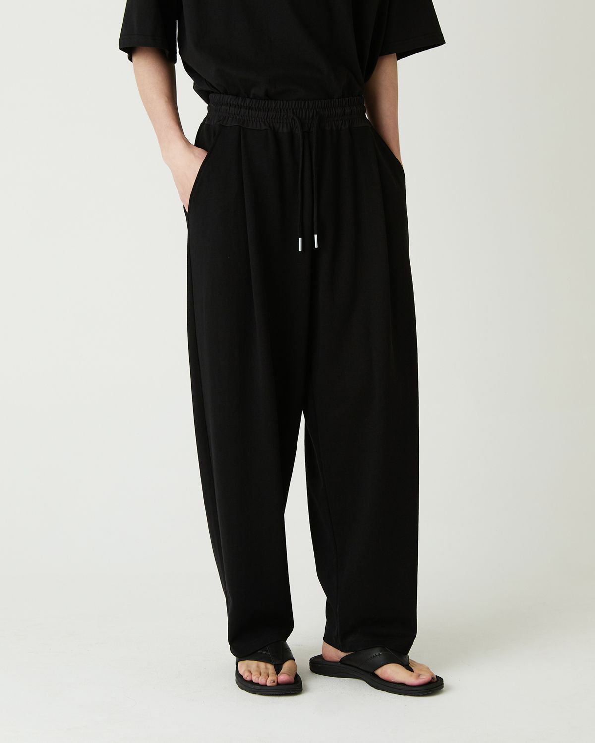 디앤드퀘스천(THEENDQUESTION) Relax tuck pants / BLACK