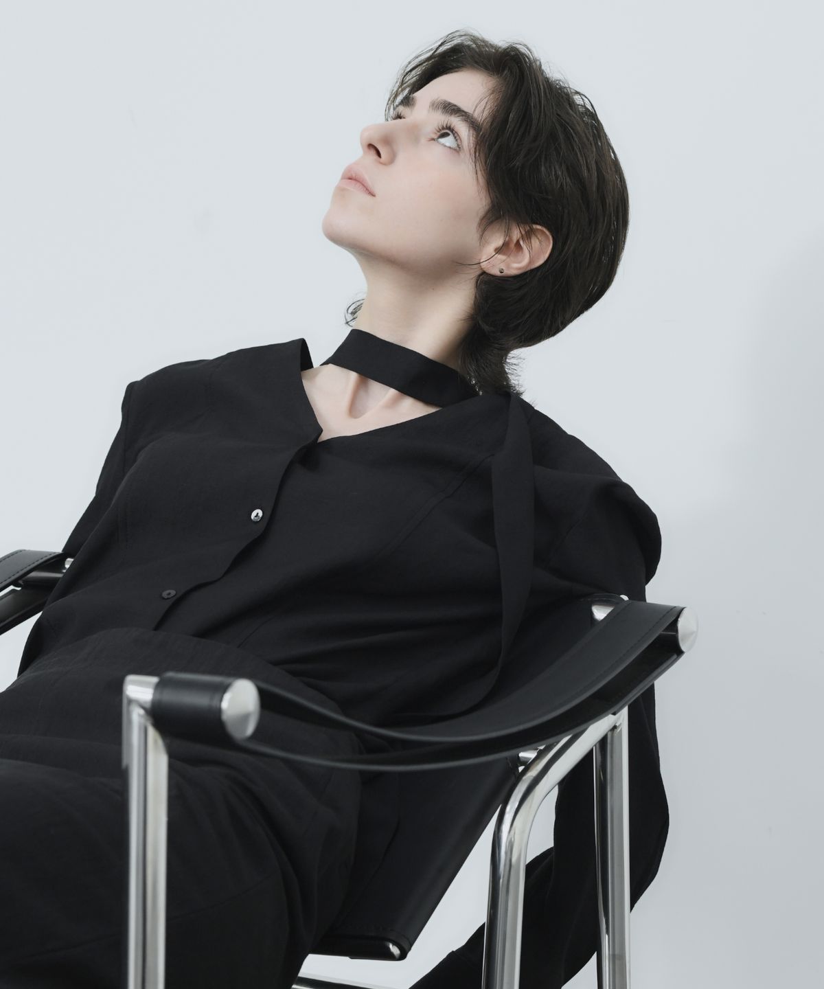 드노아(DENOAH) 위드 브이넥 타이 블라우스(블랙)