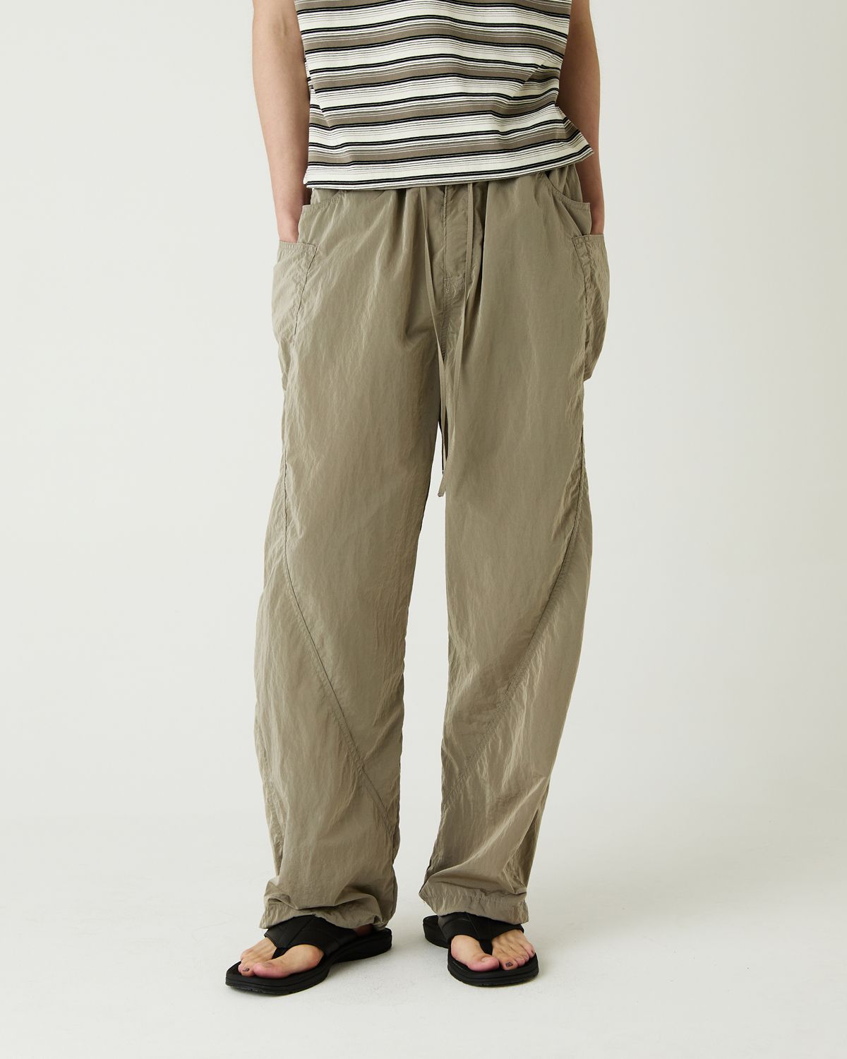 디앤드퀘스천(THEENDQUESTION) Puckering nylon pants / BEIGE