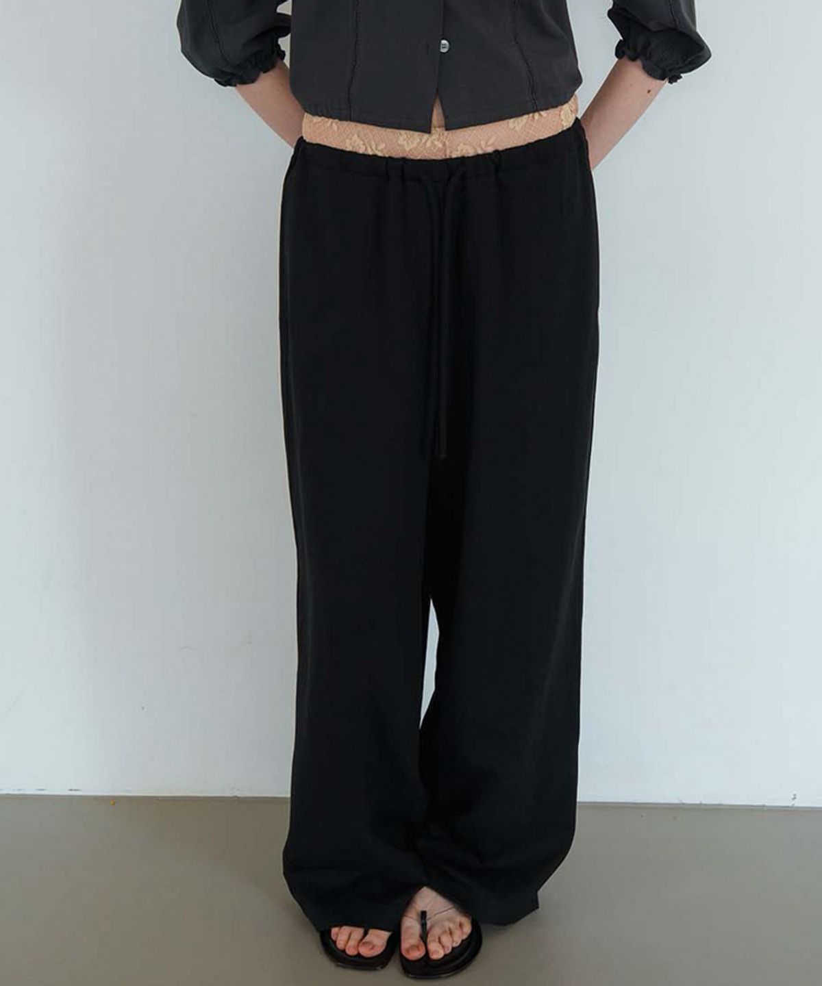 스러움(SEUREOUM) Relaxed Banding Pants_Black