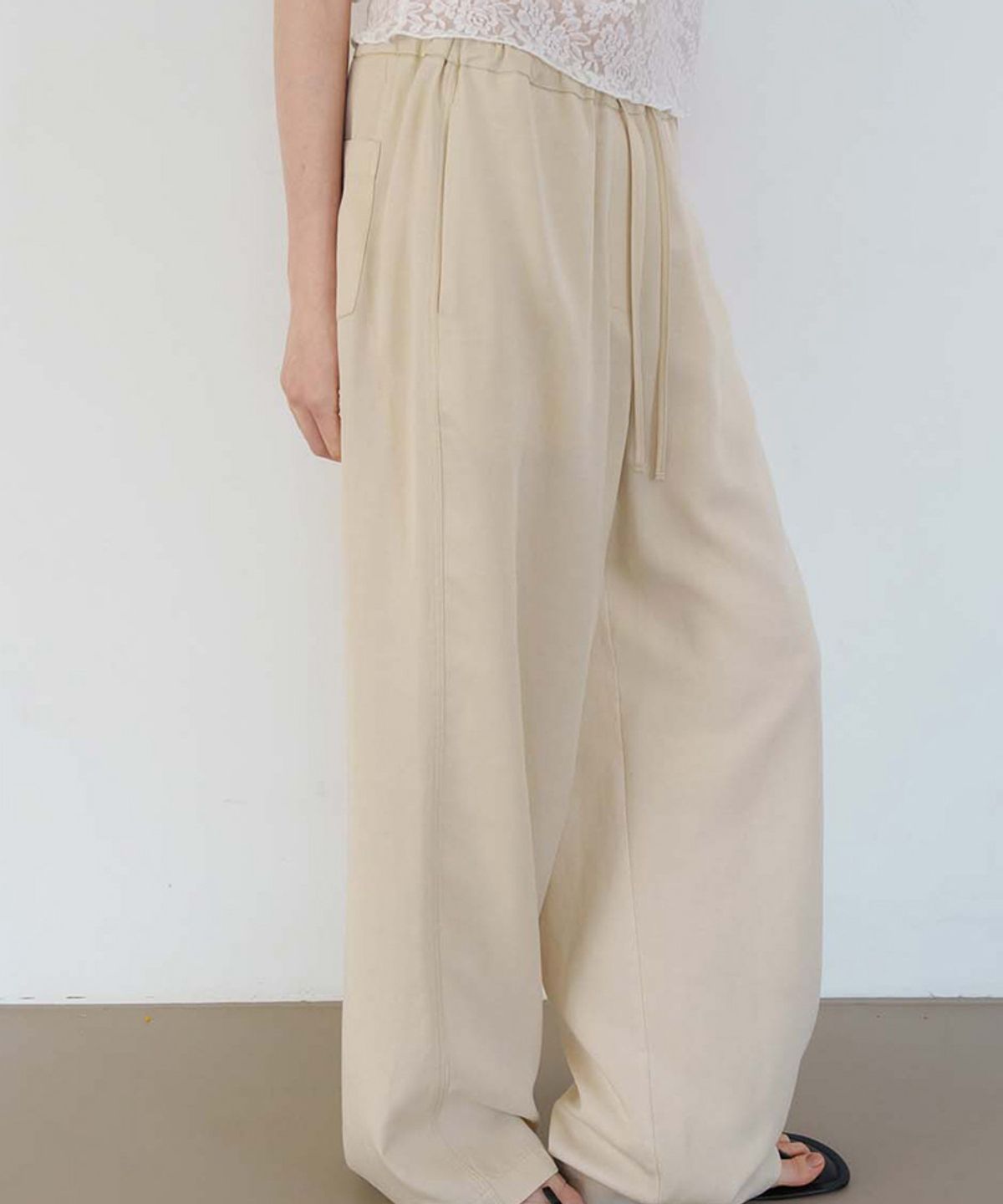 스러움(SEUREOUM) Relaxed Banding Pants_Cream Beige
