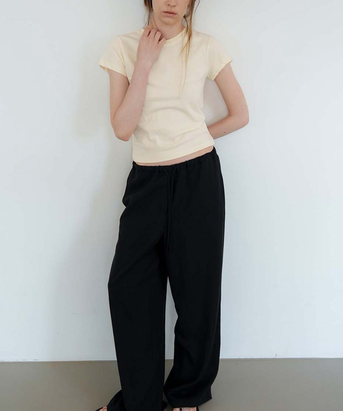 스러움(SEUREOUM) Signature Slim-fit T-shirt_Vanilla