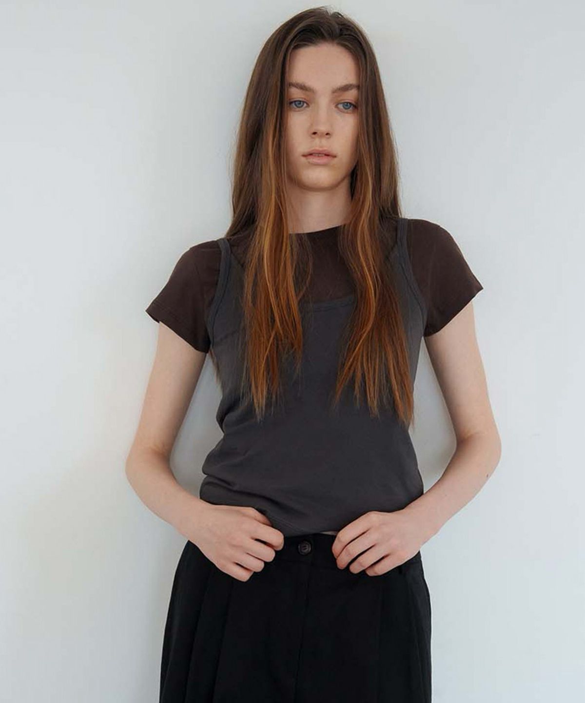 스러움(SEUREOUM) Signature Slim-fit T-shirt_Chocolate