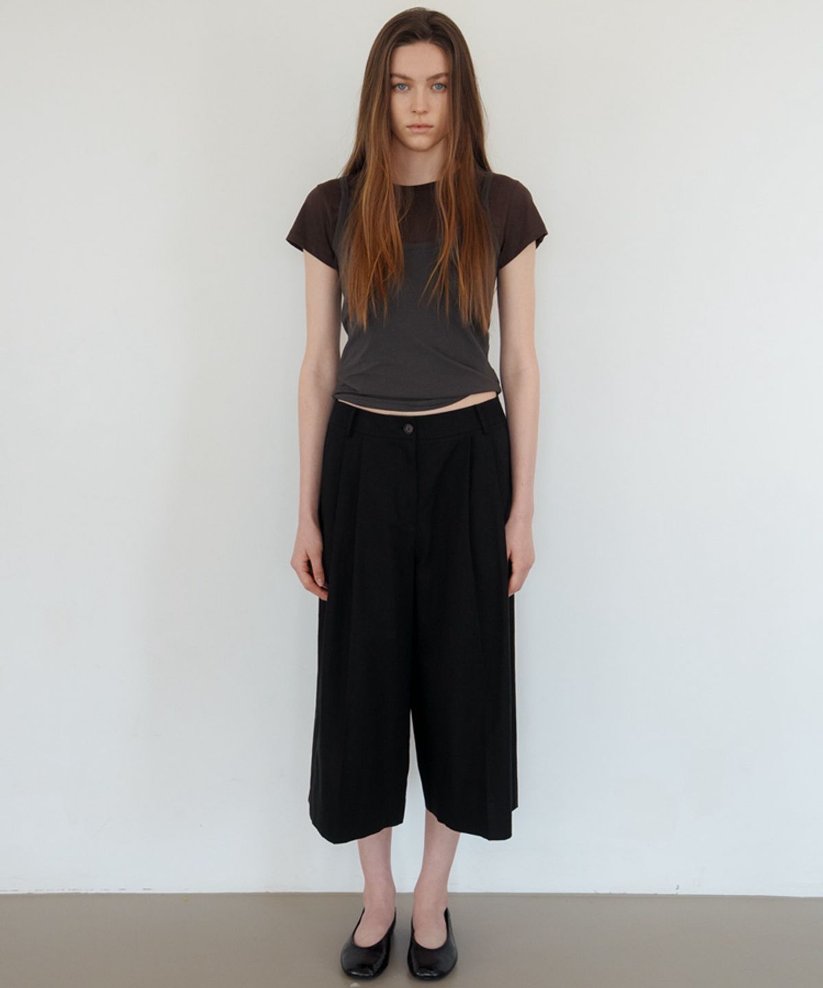 스러움(SEUREOUM) Signature Slim-fit T-shirt_Chocolate