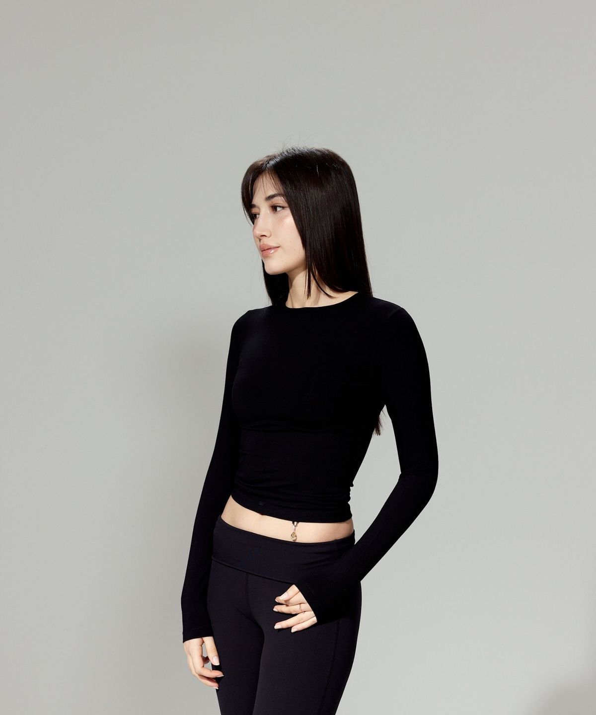 글레이라(GLEIRA) 슬림핏 롱슬리브 탑 (블랙)
