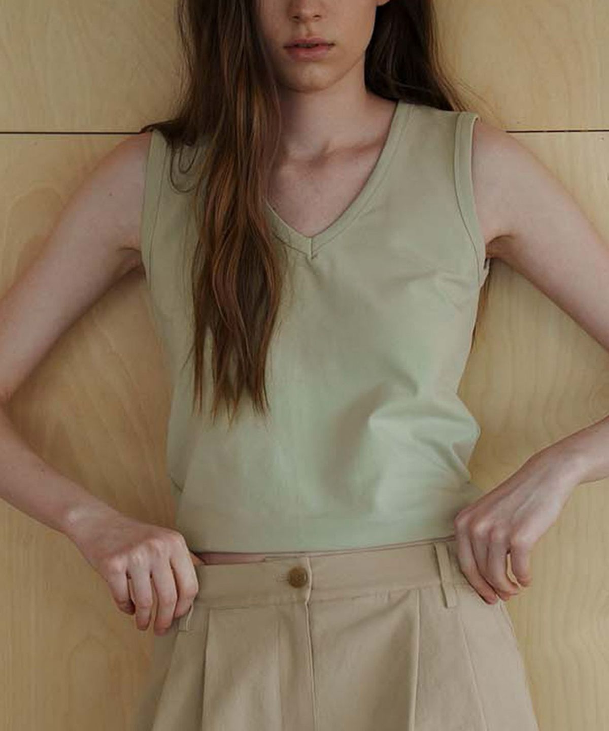 스러움(SEUREOUM) Essential V-neck Sleeveless_Avocado