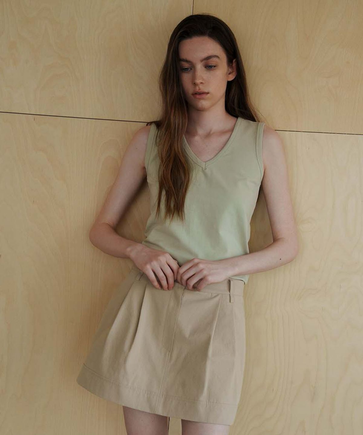 스러움(SEUREOUM) Essential V-neck Sleeveless_Avocado