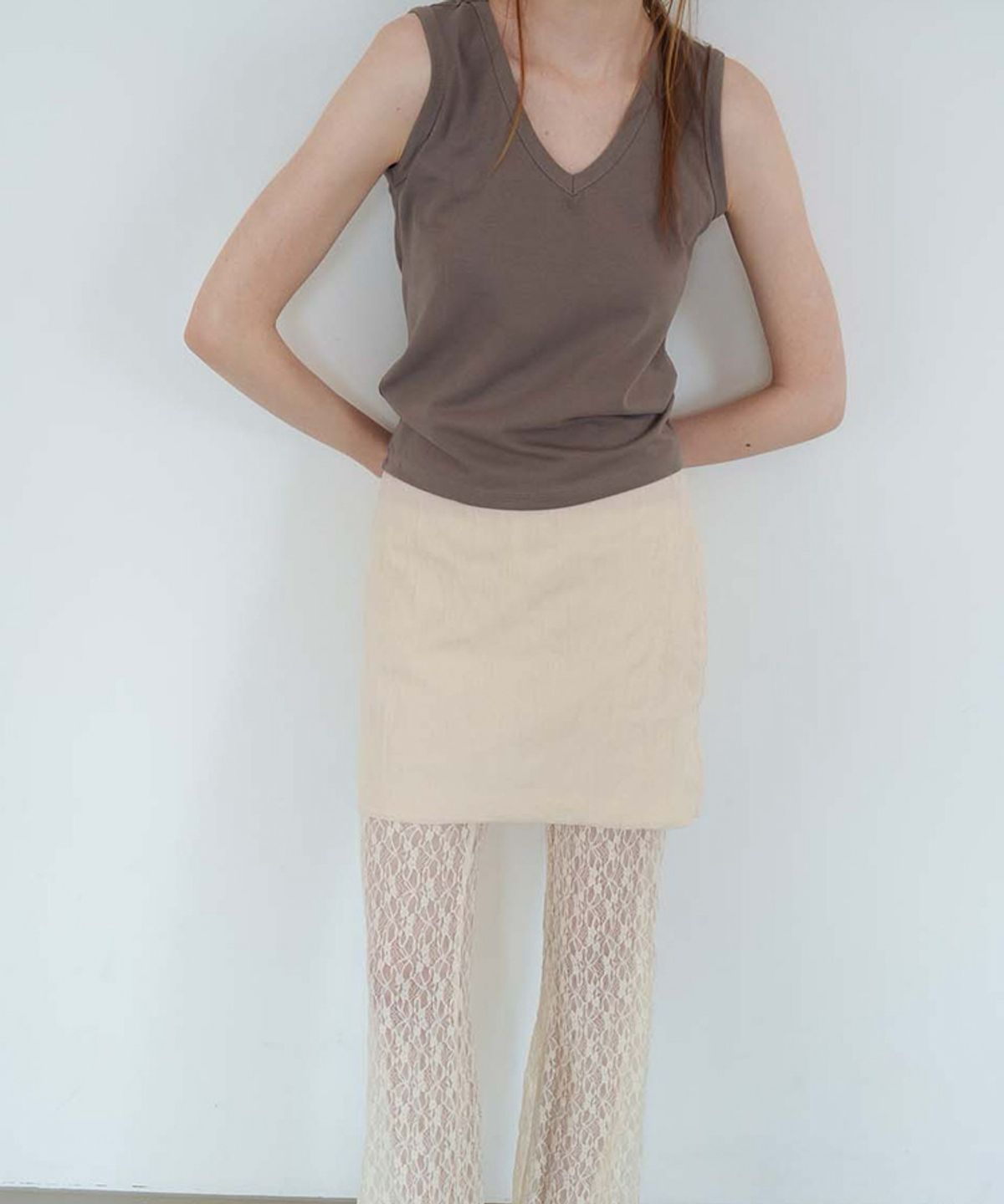 스러움(SEUREOUM) Essential V-neck Sleeveless_Cocoa