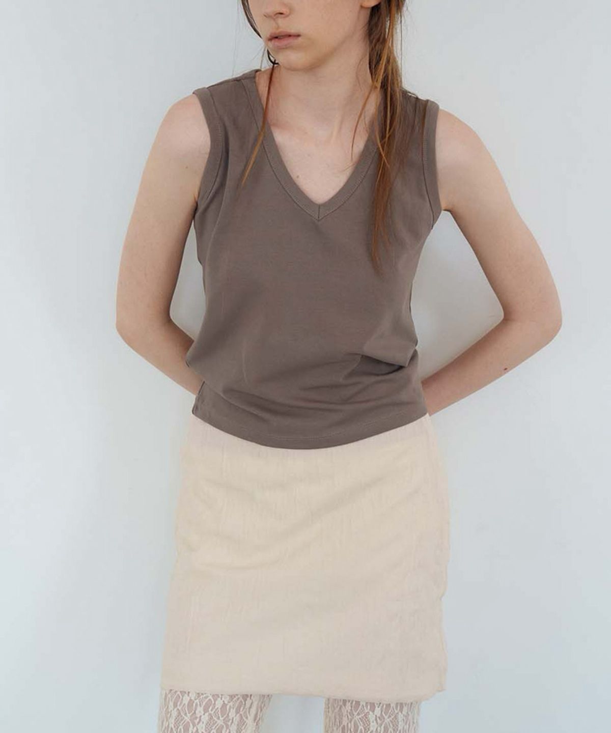 스러움(SEUREOUM) Essential V-neck Sleeveless_Cocoa