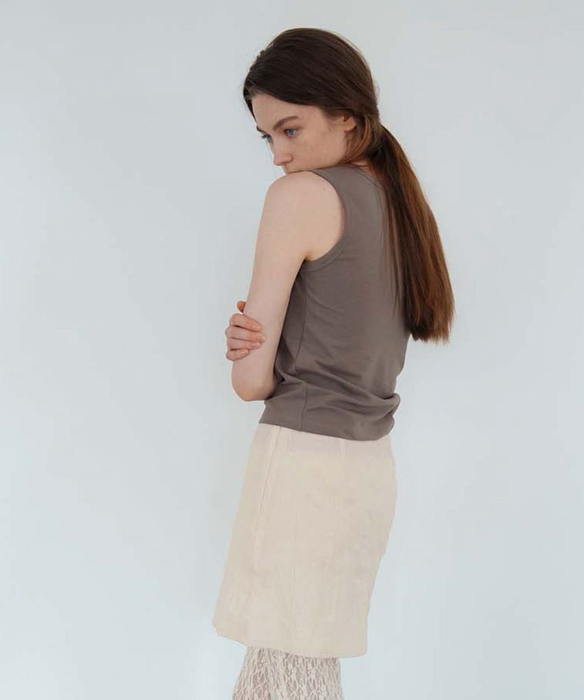 스러움(SEUREOUM) Essential V-neck Sleeveless_Cocoa