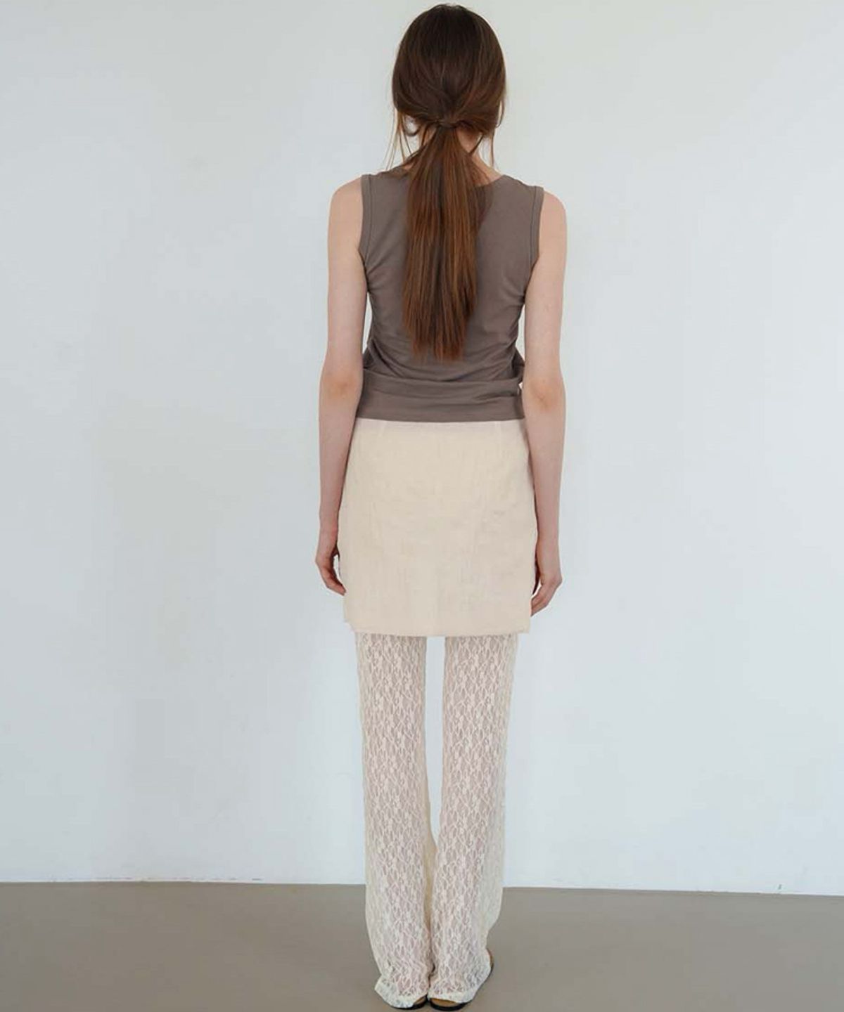 스러움(SEUREOUM) Essential V-neck Sleeveless_Cocoa