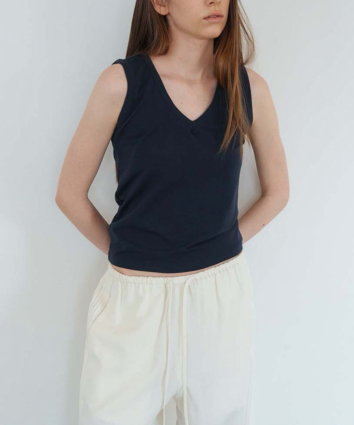스러움(SEUREOUM) Essential V-neck Sleeveless_Navy
