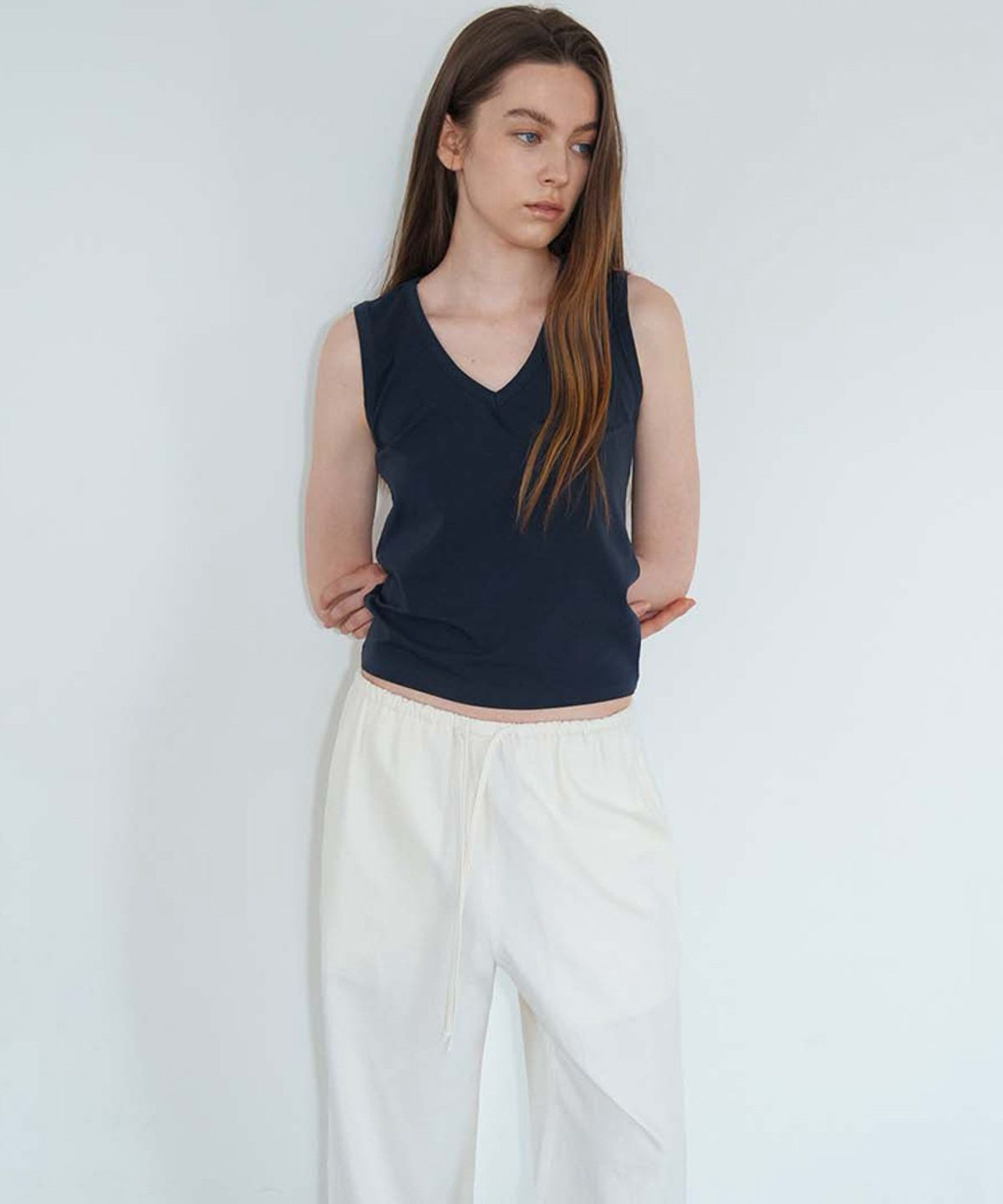 스러움(SEUREOUM) Essential V-neck Sleeveless_Navy