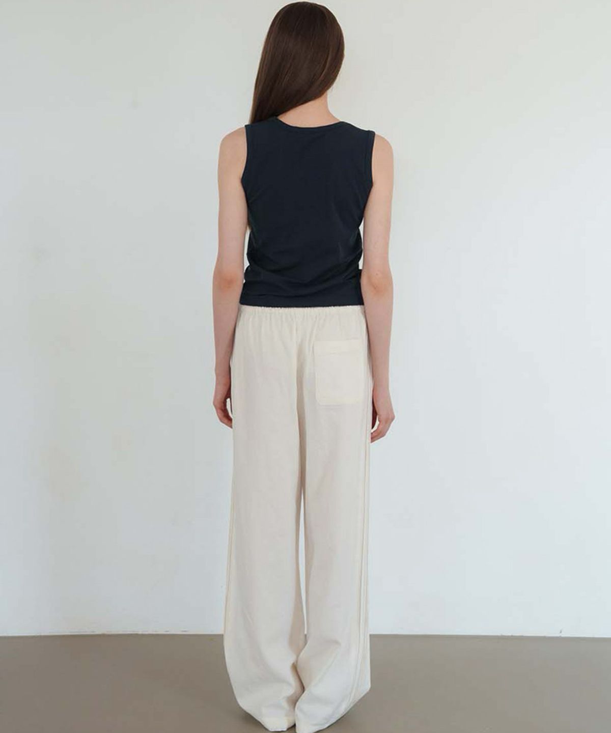스러움(SEUREOUM) Essential V-neck Sleeveless_Navy