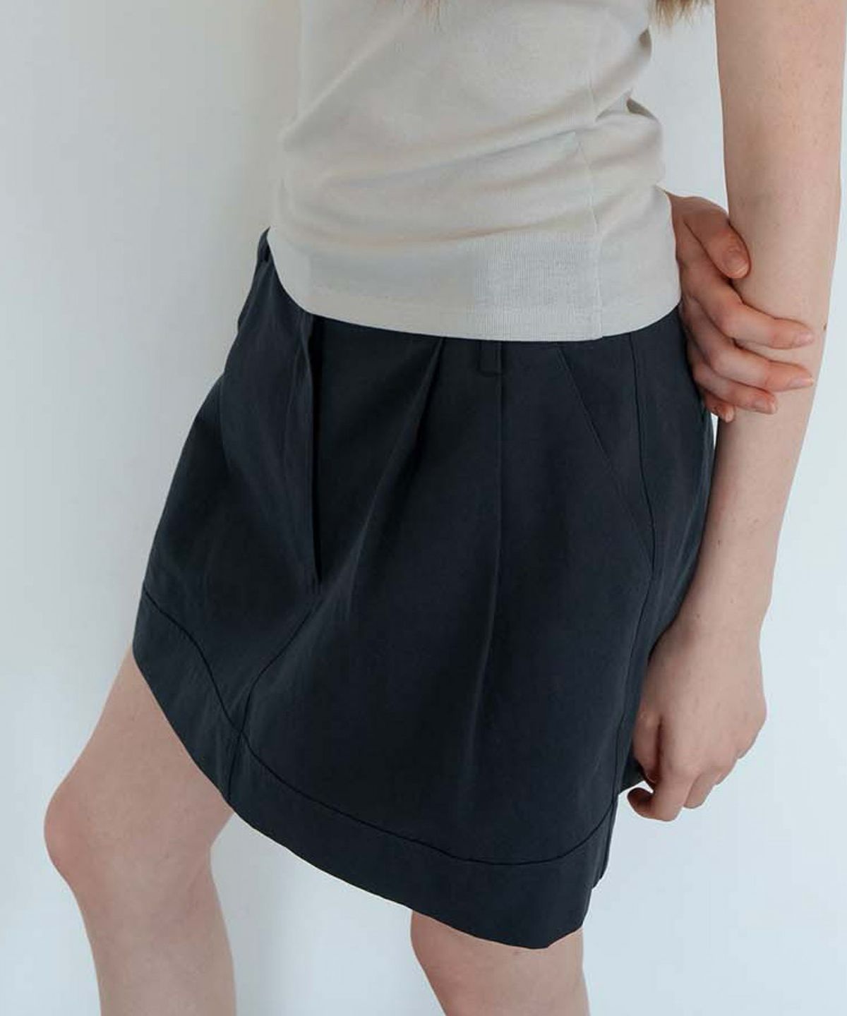 스러움(SEUREOUM) Amber Low Skirt_Navy