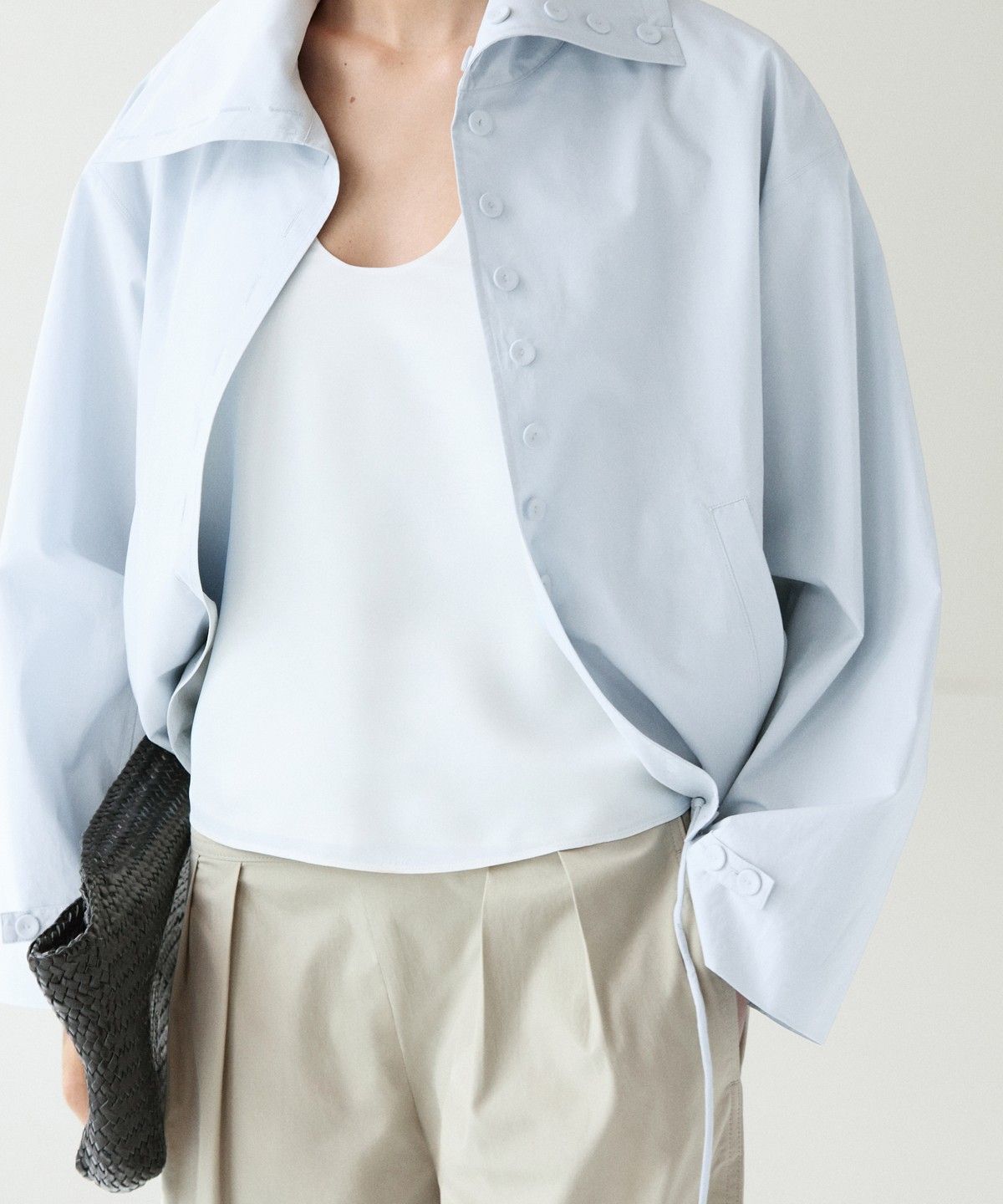 마시모두띠(MASSIMO DUTTI) 버튼 디테일 크롭 봄버 자켓