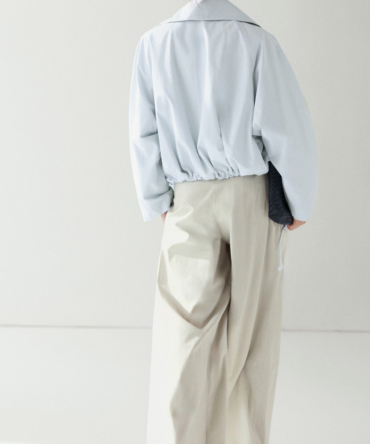 마시모두띠(MASSIMO DUTTI) 버튼 디테일 크롭 봄버 자켓