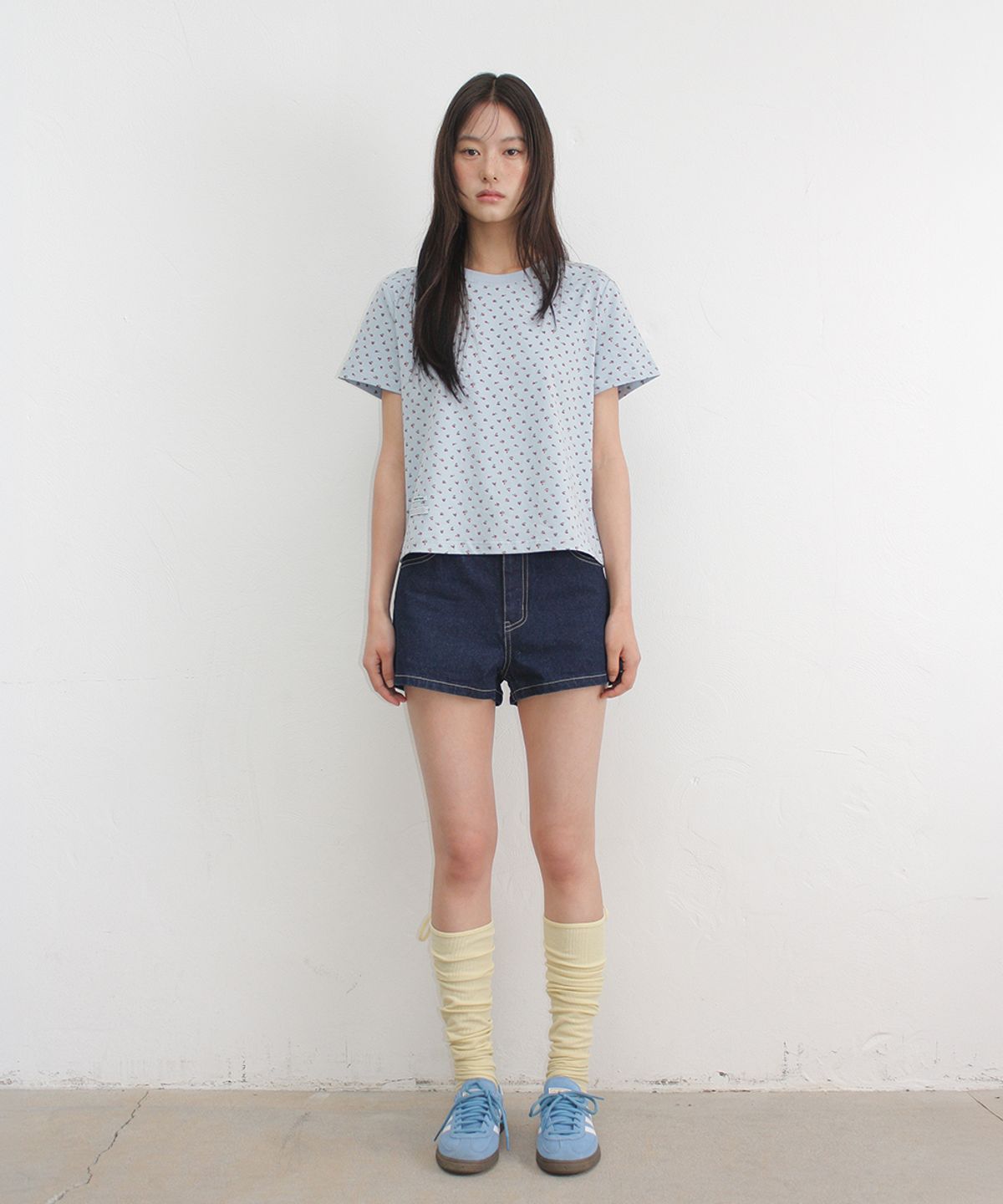 론론(RONRON) FLORAL MINI LABEL CROP SHORT SLEEVE SOFT BLUE
