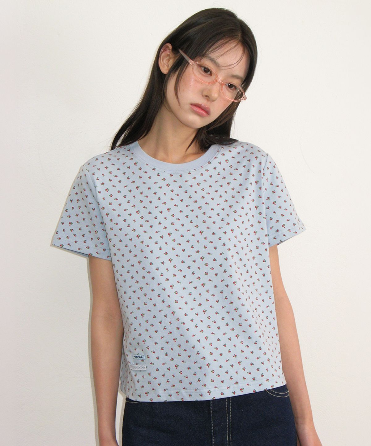 론론(RONRON) FLORAL MINI LABEL CROP SHORT SLEEVE SOFT BLUE