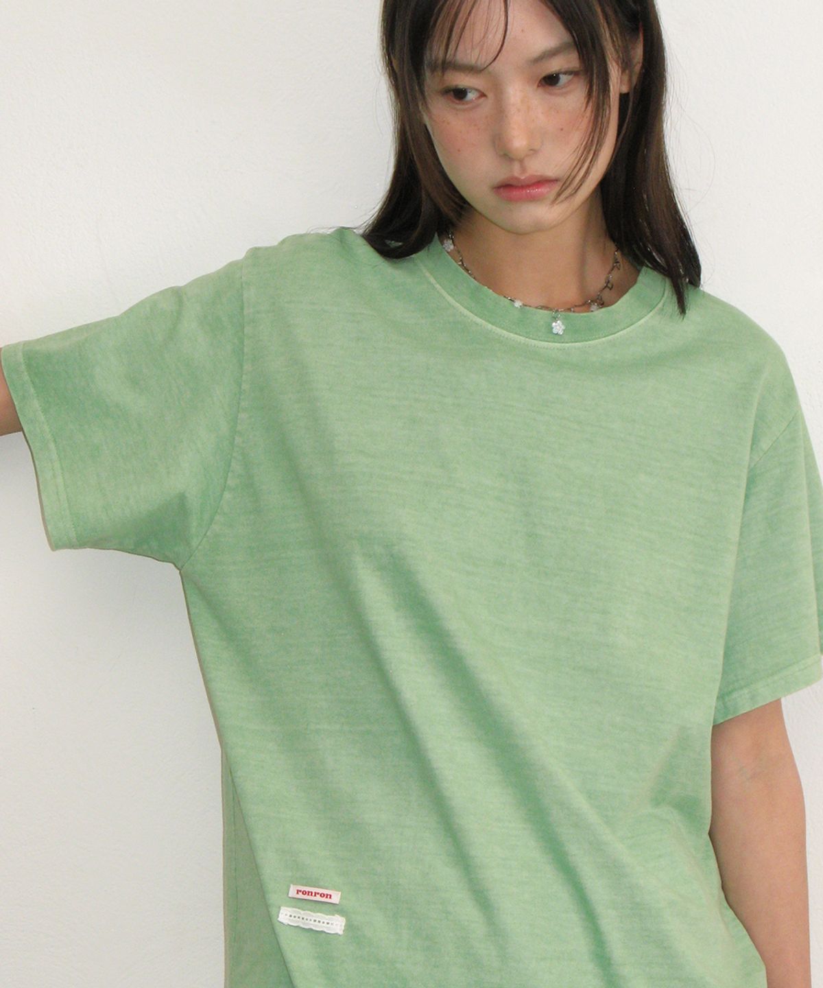 론론(RONRON) PIGMENT MINI LABEL BASIC FIT T SHIRT KHAKI