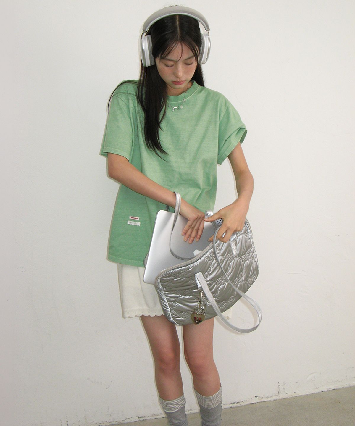 론론(RONRON) PIGMENT MINI LABEL BASIC FIT T SHIRT KHAKI