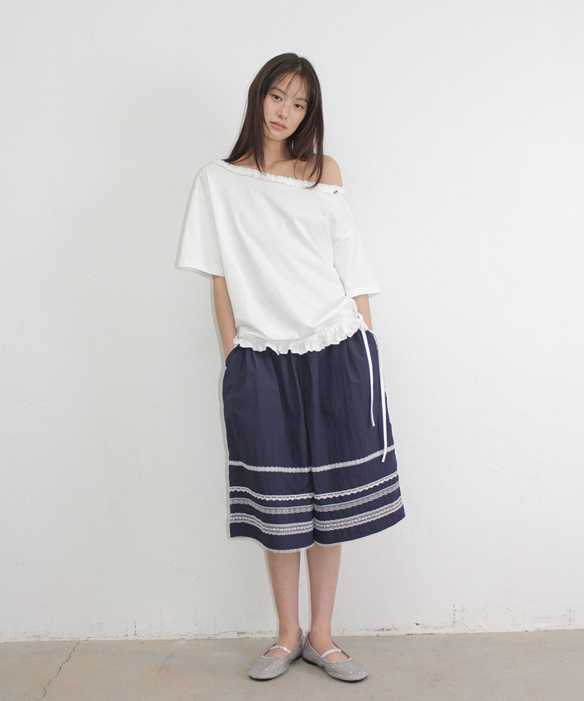 론론(RONRON) FRILL OFF SHOULDER STRING T SHIRT WHITE