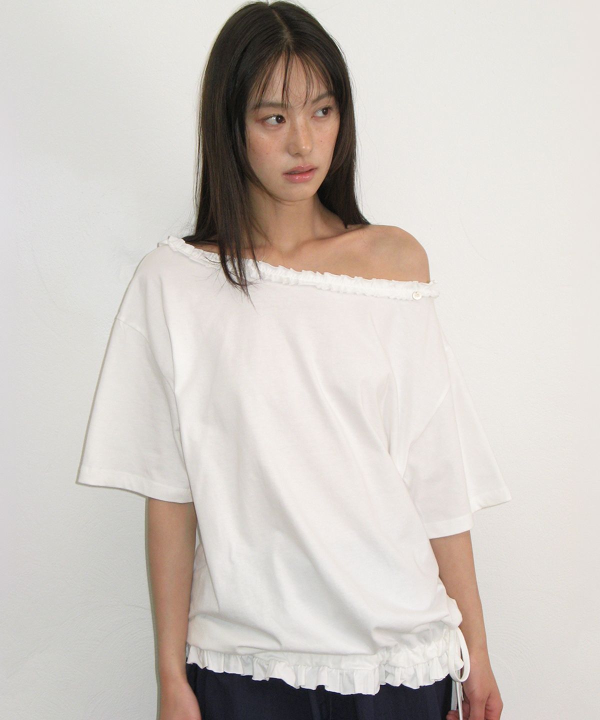 론론(RONRON) FRILL OFF SHOULDER STRING T SHIRT WHITE