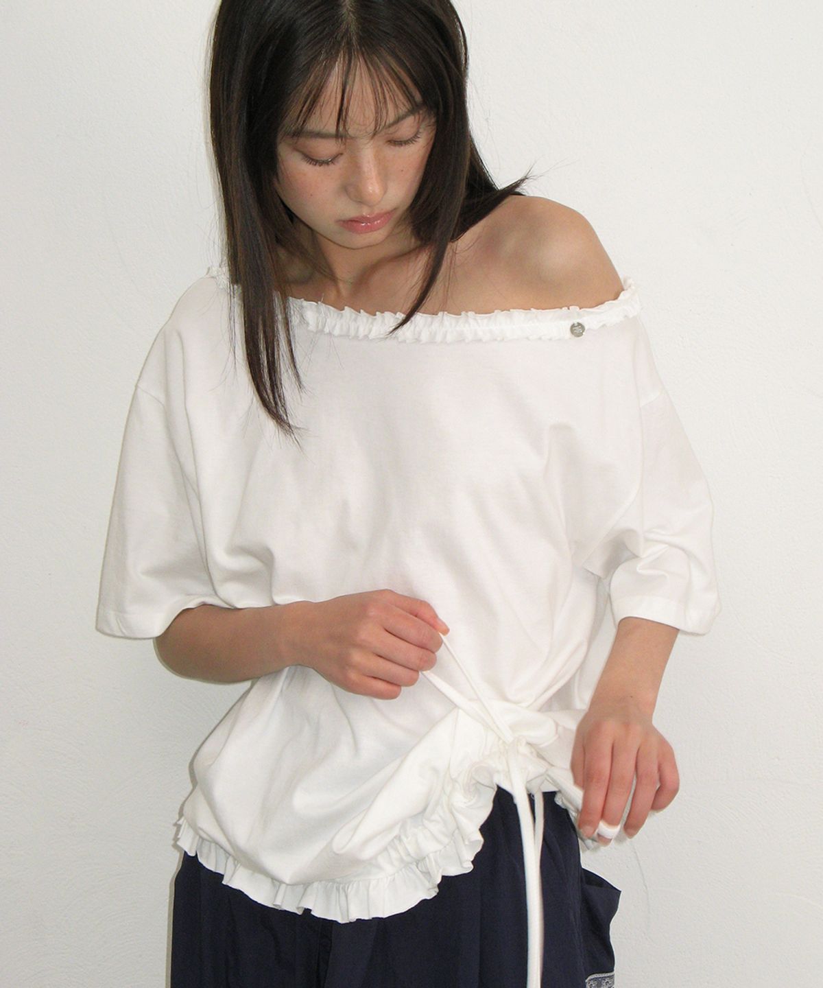 론론(RONRON) FRILL OFF SHOULDER STRING T SHIRT WHITE