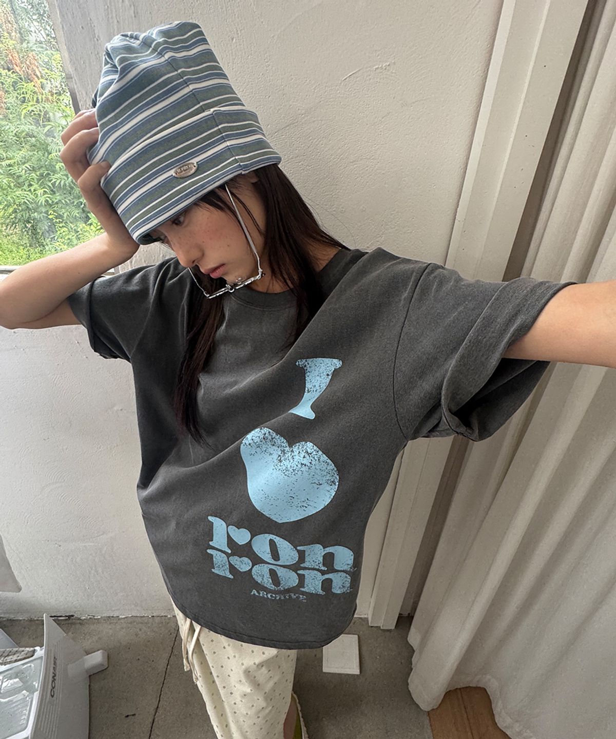 론론(RONRON) PIGMENT I LUV RON OVER FIT T SHIRT CHARCOAL