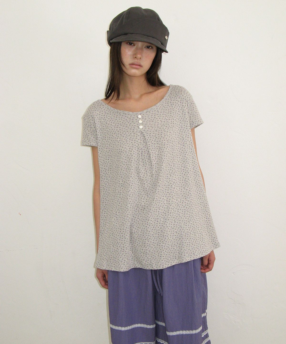 론론(RONRON) FLORAL BUTTON PINTUCK RUFFLE T SHIRT GREY