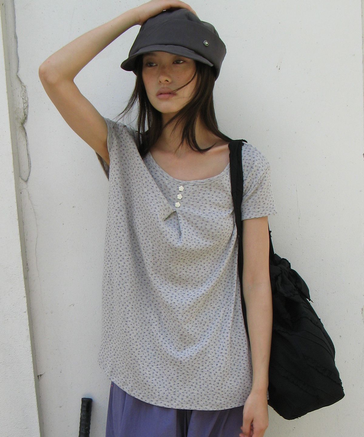 론론(RONRON) FLORAL BUTTON PINTUCK RUFFLE T SHIRT GREY