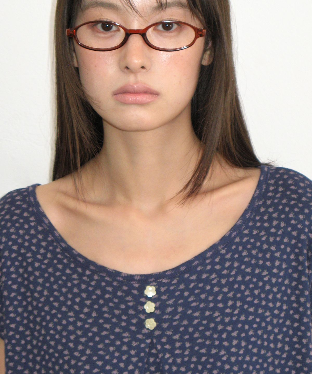 론론(RONRON) FLORAL BUTTON PINTUCK RUFFLE T SHIRT NAVY