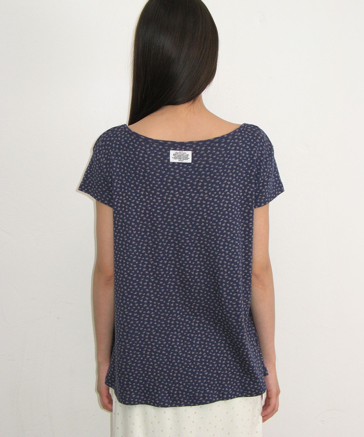론론(RONRON) FLORAL BUTTON PINTUCK RUFFLE T SHIRT NAVY