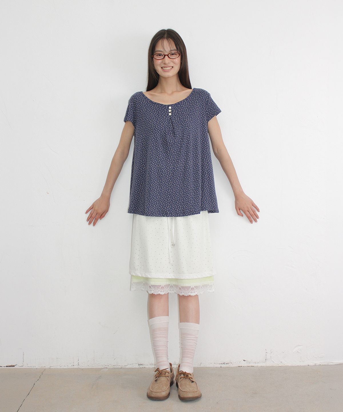 론론(RONRON) FLORAL BUTTON PINTUCK RUFFLE T SHIRT NAVY