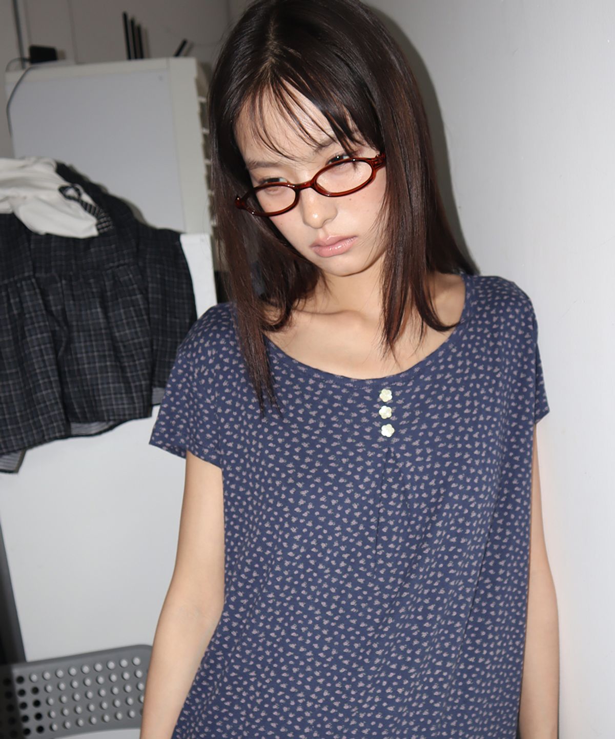 론론(RONRON) FLORAL BUTTON PINTUCK RUFFLE T SHIRT NAVY